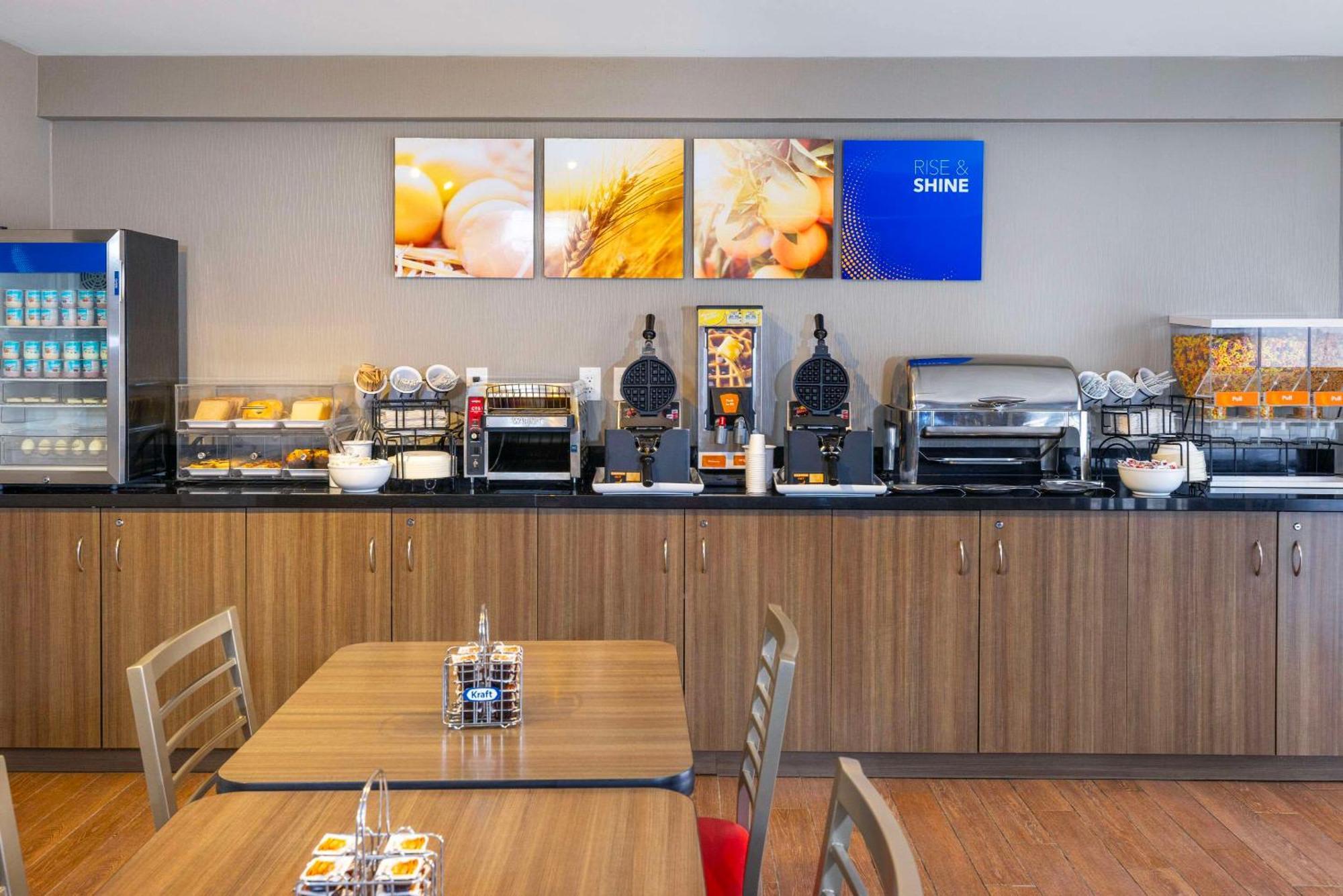 Comfort Inn East Монктон Экстерьер фото